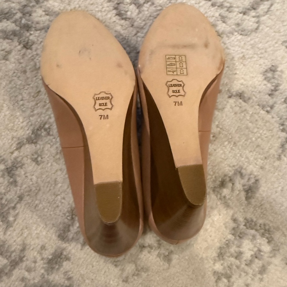 Tory Burch Tan Heels with Gold Emblem - Picture 2 of 4